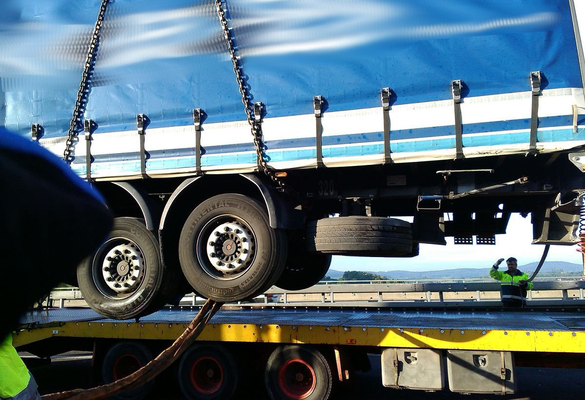 Verunfallter LKW wird aufgeladen