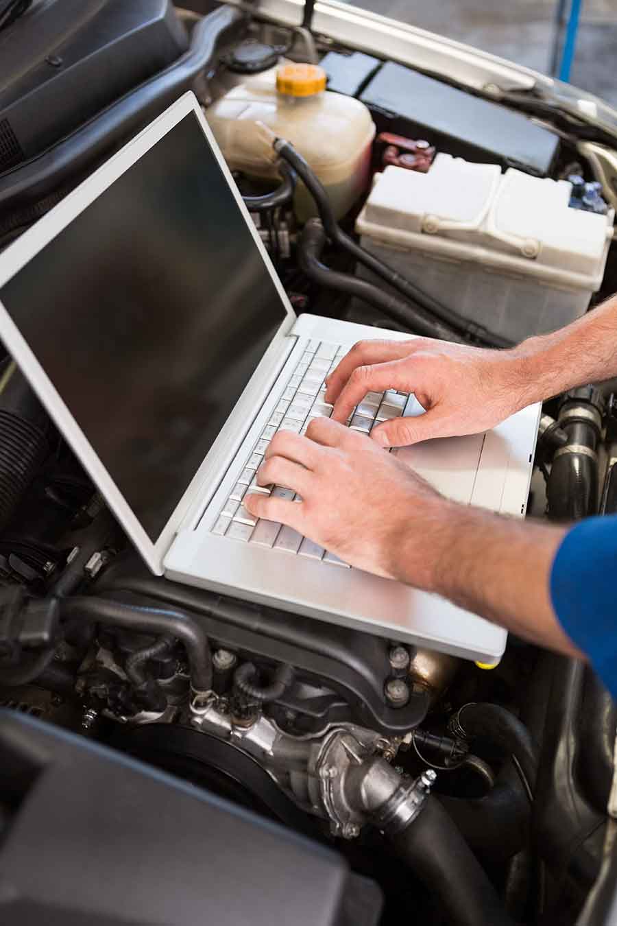 Elektronische Fahrzeugdiagnose mit Diagnosegerät in einer KFZ-Werkstatt