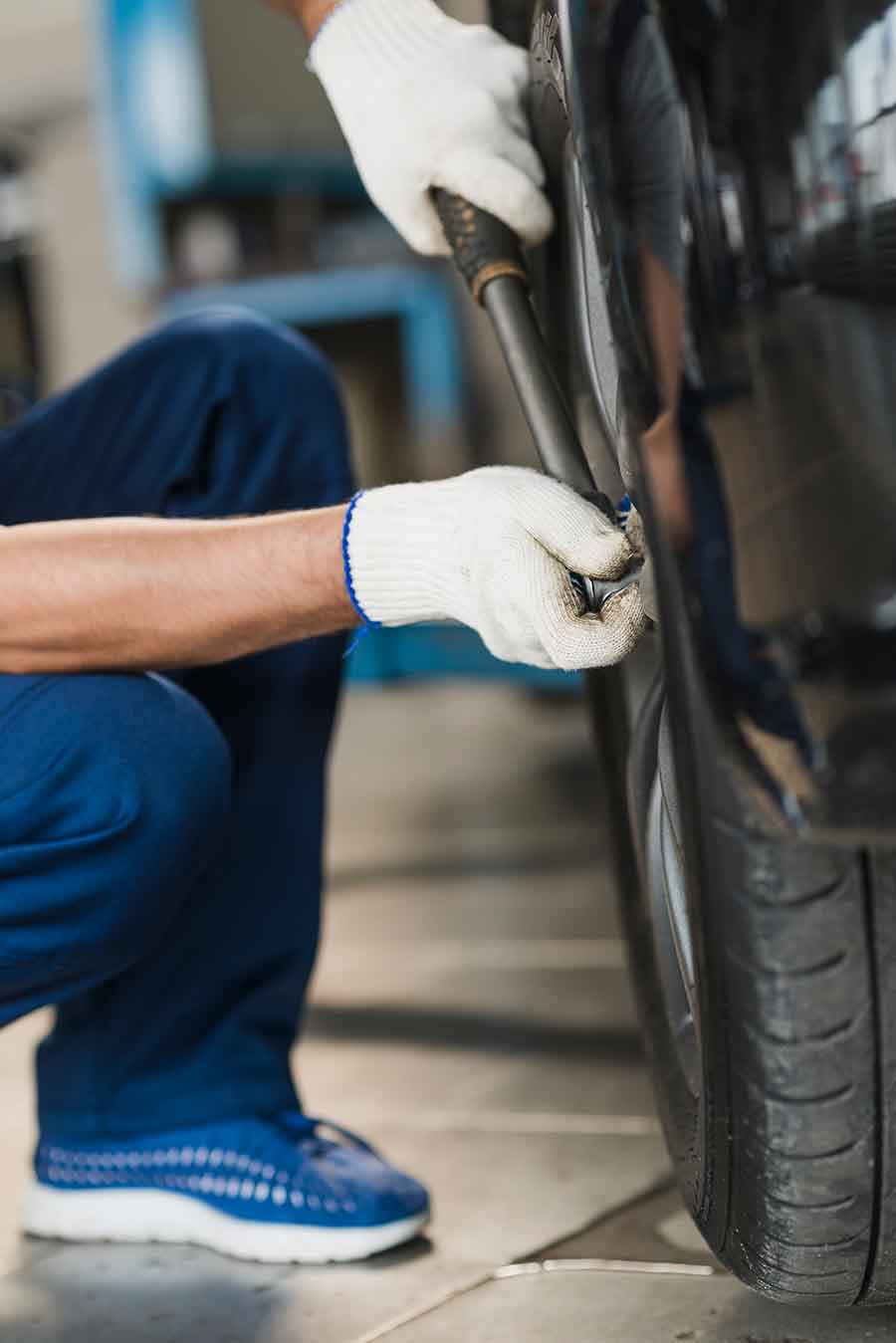 Reifenservice und Überprüfung eines Fahrzeugrades in der Autowerkstatt
